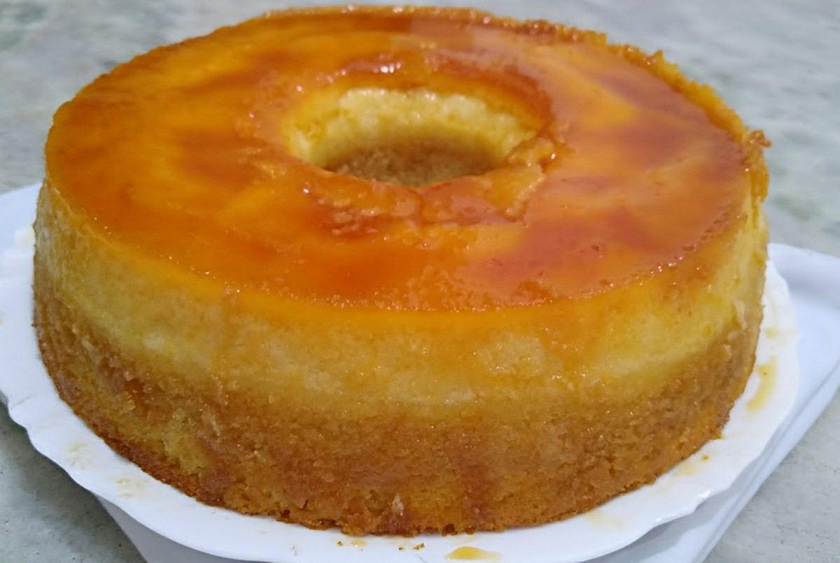 Bolo pudim de leite condensado delicioso para servir no lanche ou na sobremesa