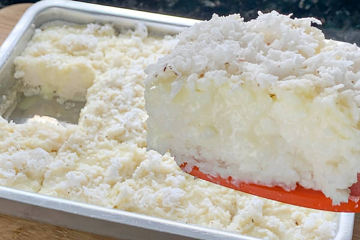 Cuscuz de tapioca molhadinho e fácil de fazer é só misturar os ingredientes na forma e levar pra gelar