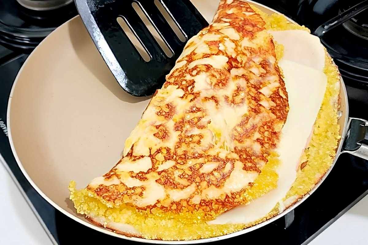 Cuscuz na frigideira recheado: um lanche simples e delicioso para qualquer hora do dia