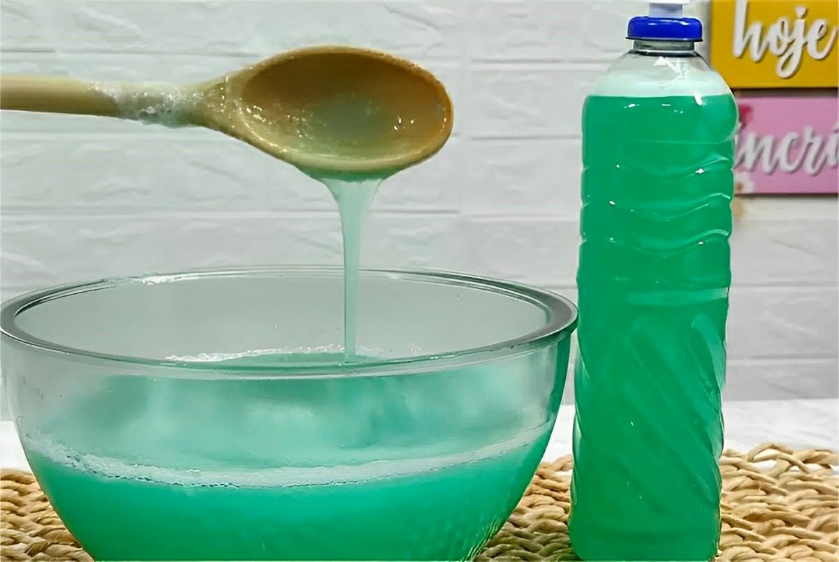 Fiz 2 litros de detergente caseiro da melhor qualidade usando apenas 1 barra de sabão