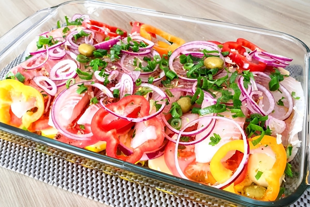 Filé de peixe assado no forno prático e delicioso é só fazer camadas com os ingredientes e levar pra assar