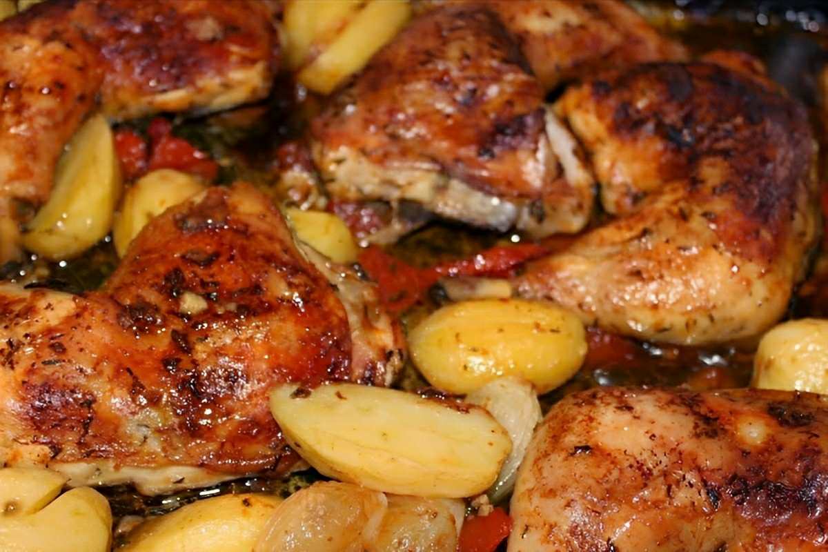 Frango assado com batatas muito saboroso e perfeito para a refeição do dia a dia