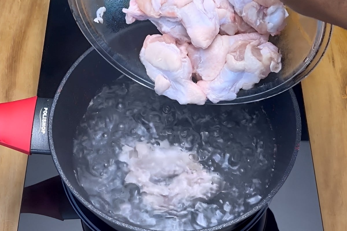 Essa receita de frango na panela sem precisar vai te surpreender
