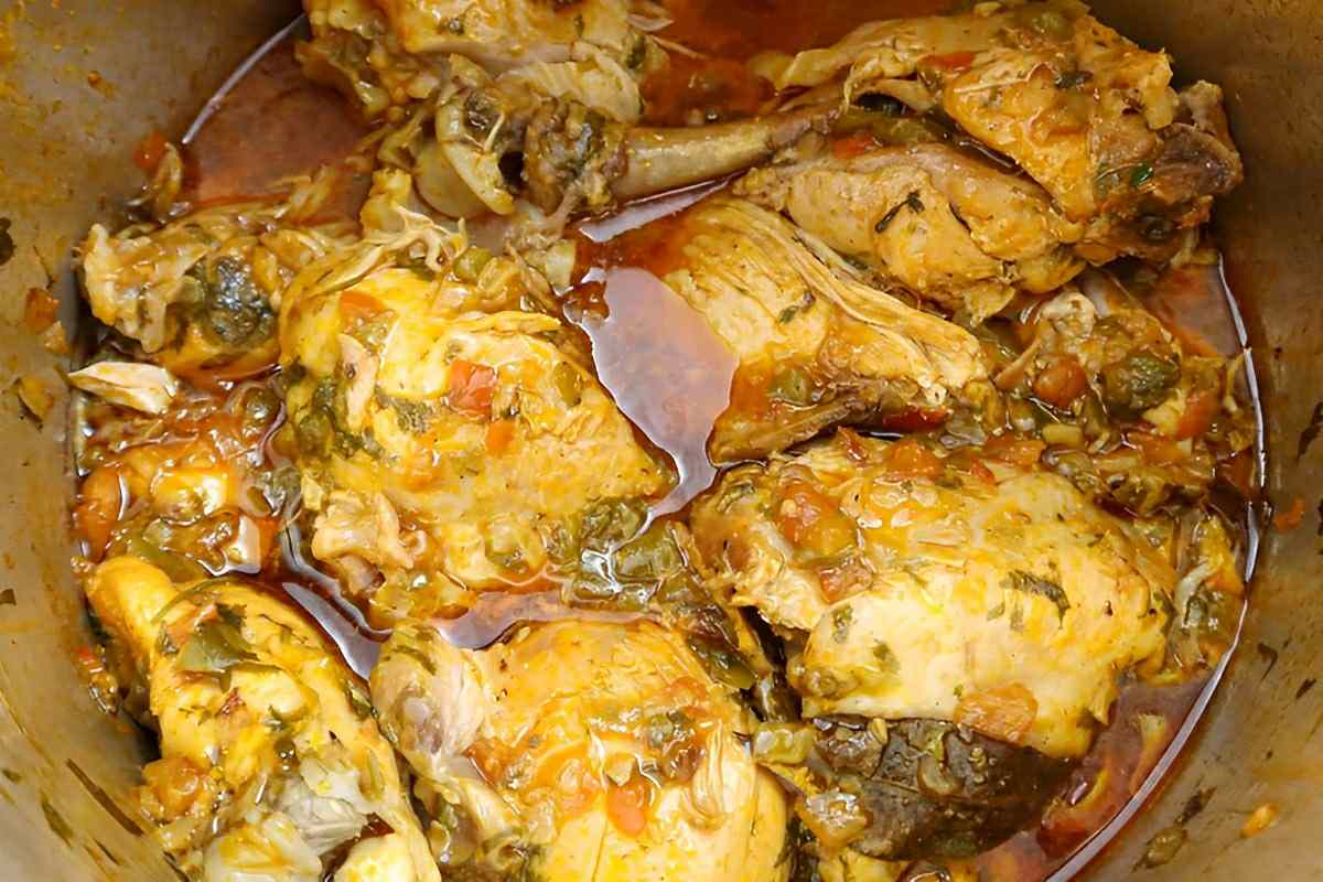 Frango na panela de pressão com molhinho super saboroso e suculento