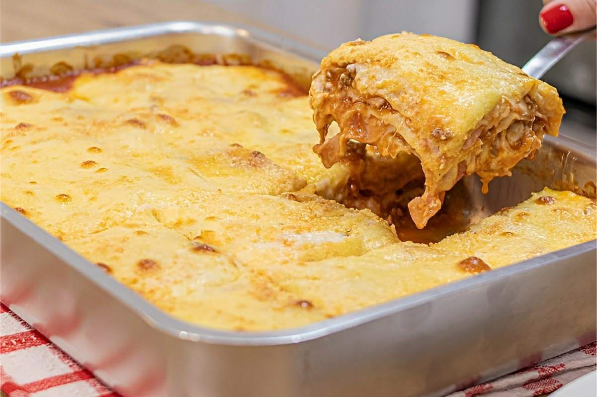Lasanha à bolonhesa com presunto e queijo perfeita para o almoço em família