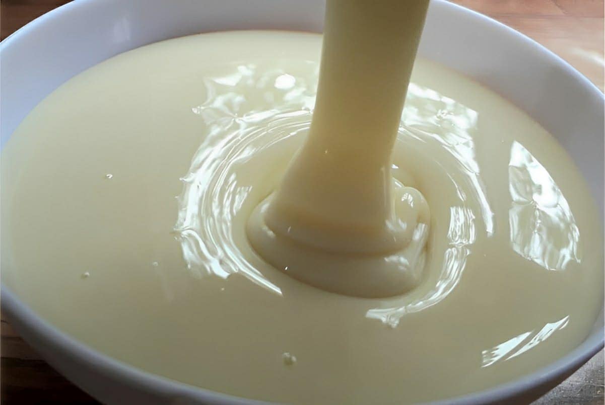 Leite condensado caseiro cremoso e consistente perfeito para usar em qualquer receita doce