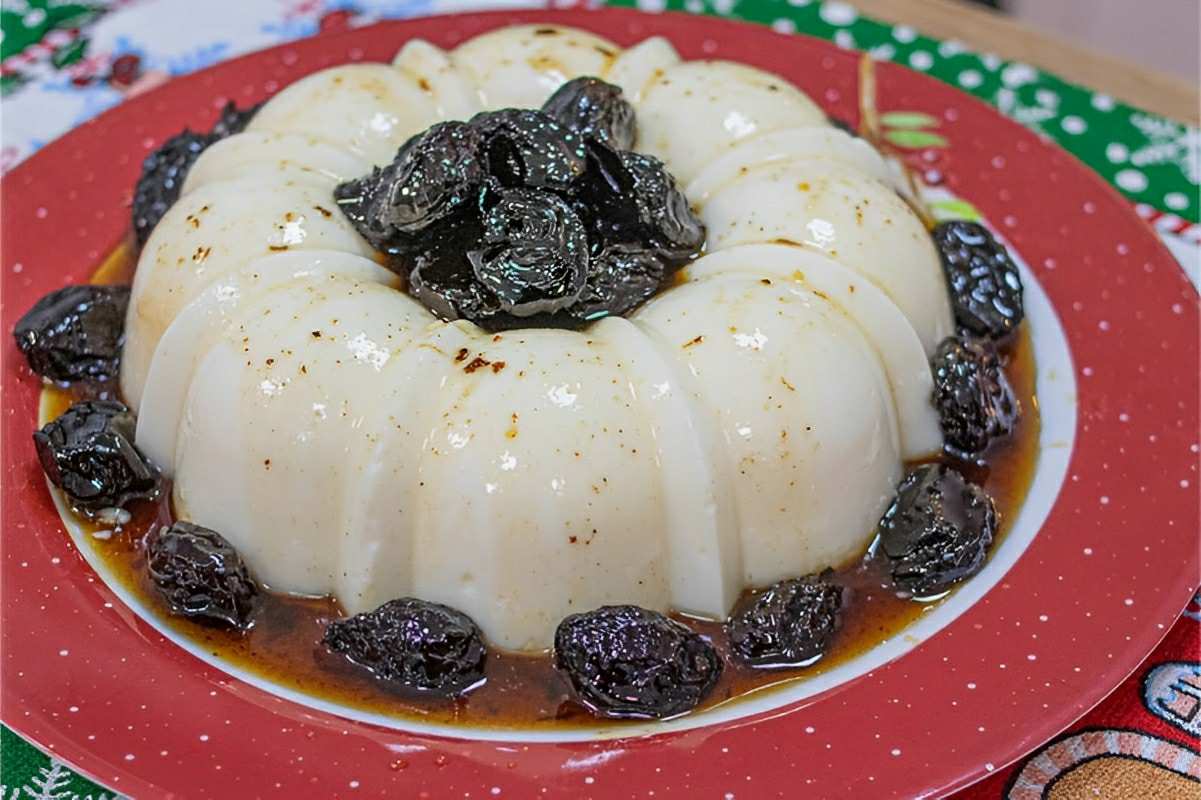 Manjar de coco com calda de ameixa: uma sobremesa de dar água na boca