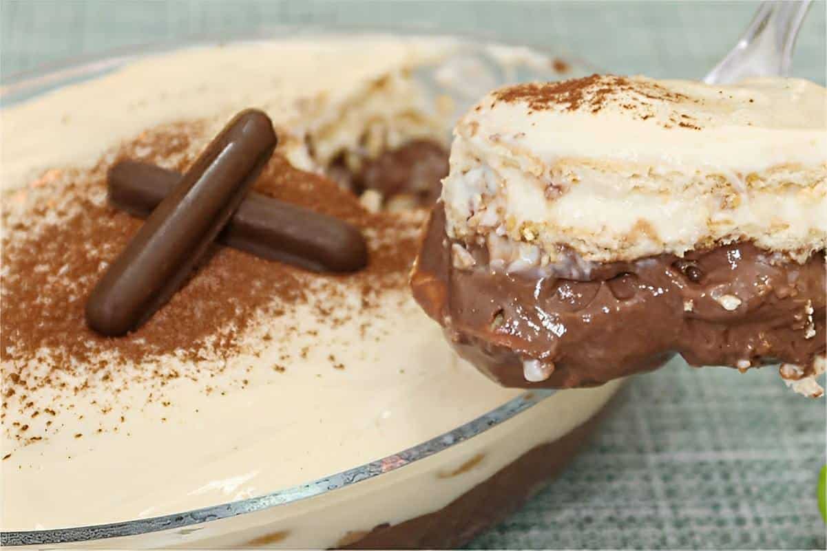 Fiz um creme branco misturei chocolate em pó na metade e montei esse pavê de chocolate sensacional