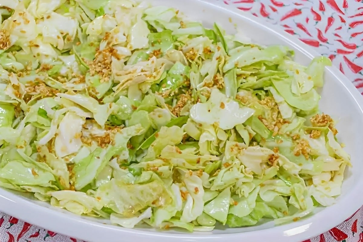 Repolho rasgado ao alho e óleo perfeito para a entrada da sua refeição