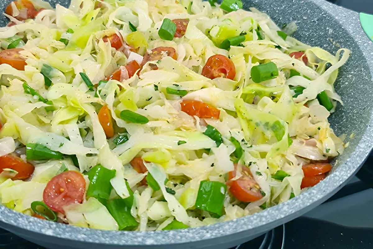 Repolho refogado simples e delicioso para a refeição do dia a dia