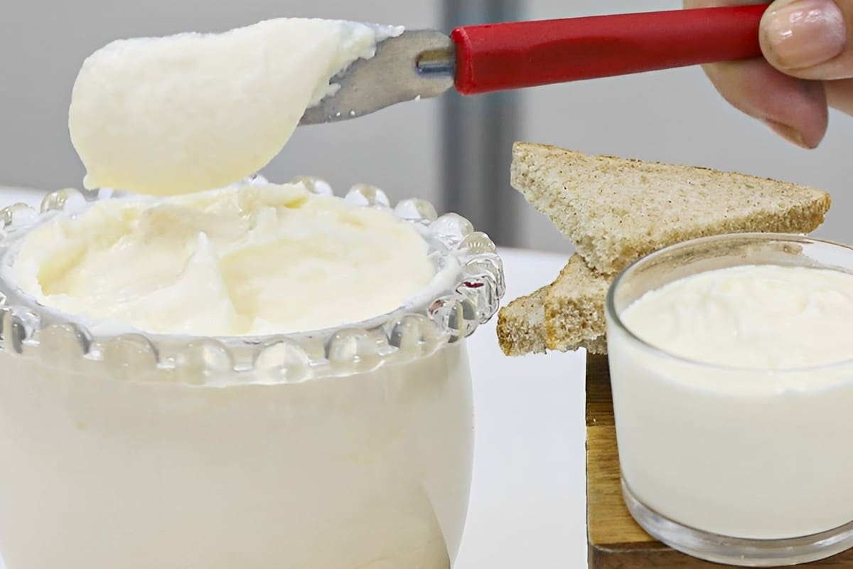 Requeijão cremoso caseiro com 3 ingredientes perfeito para servir com pães bolachas e torradas