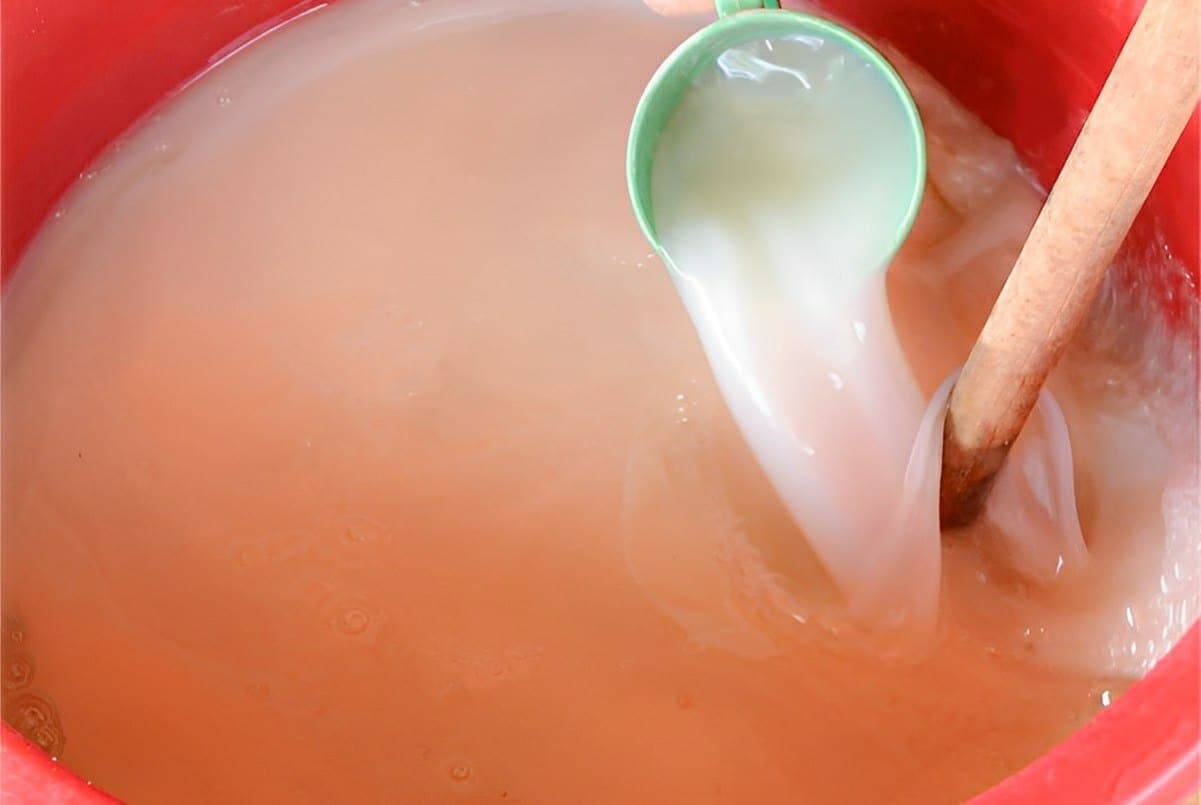Sabão líquido de soda caseiro com óleo usado perfeito para lavar roupas
