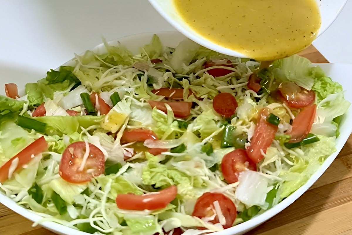Nesse calor nada cai tão bem no jantar quanto essa salada com molho especial
