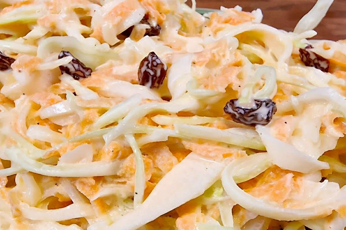 Salada de repolho com maionese deliciosa refrescante e fácil de fazer