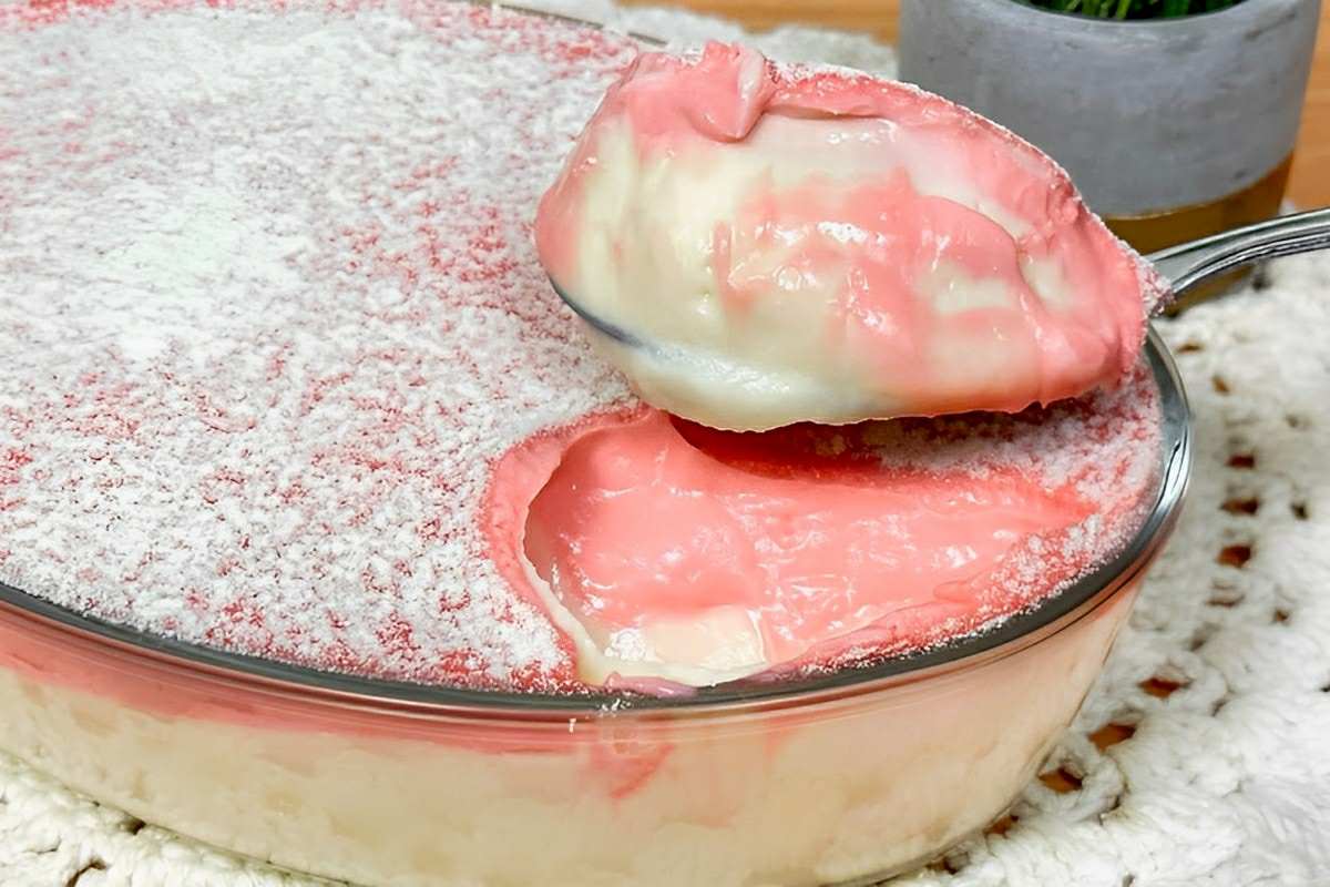 Fiz essa sobremesa cremosa de morango com chocolate branco e foi um sucesso