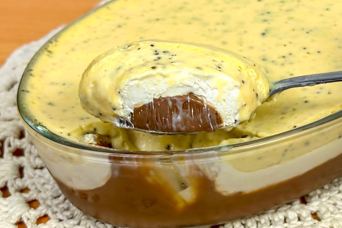 Sobremesa cremosa sensacional feita com 2 camadas de mousse recheados com chocolate
