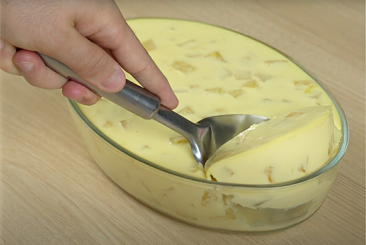 Sobremesa de abacaxi na travessa muito refrescante saborosa e fácil de fazer