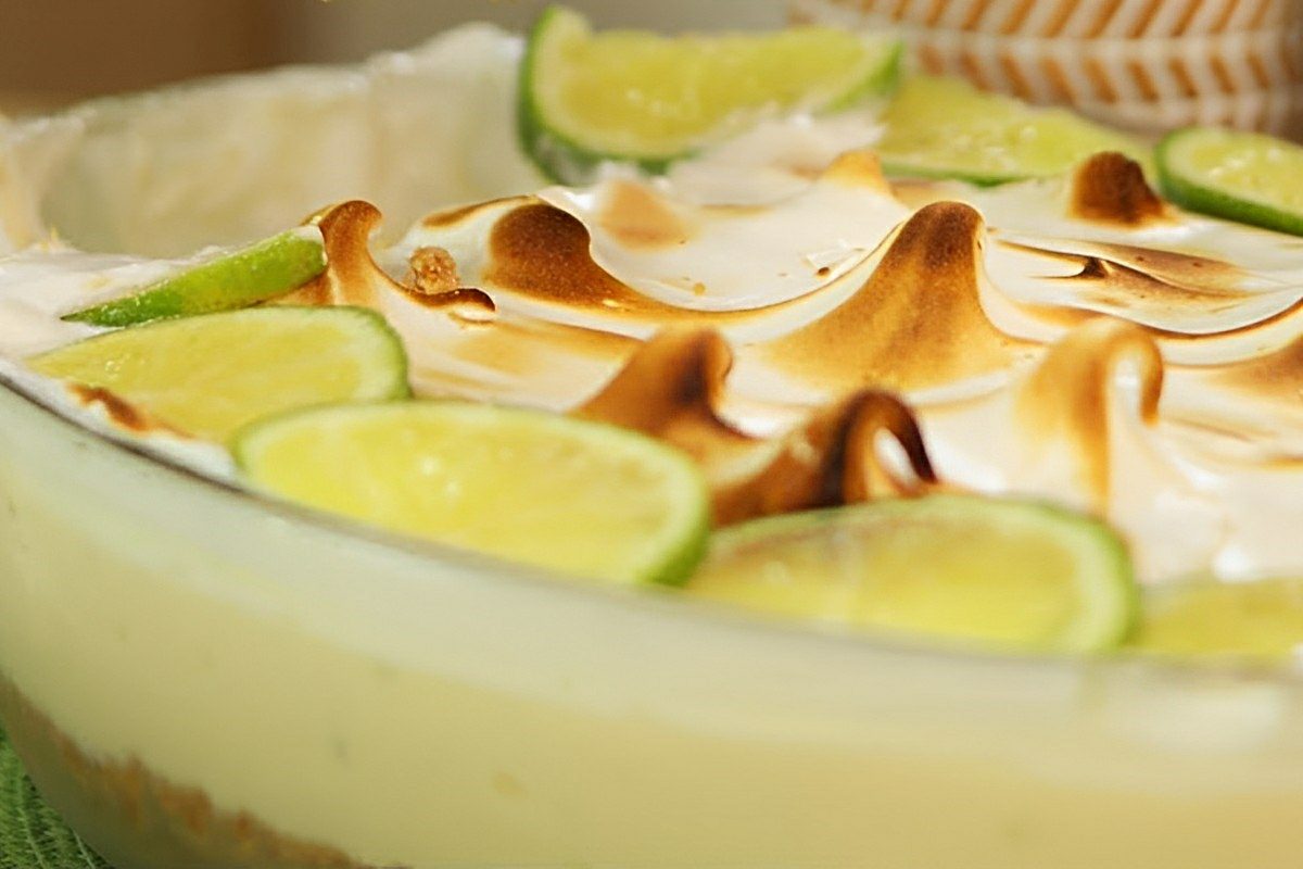 Sobremesa de limão com merengue muito leve saborosa e refrescante