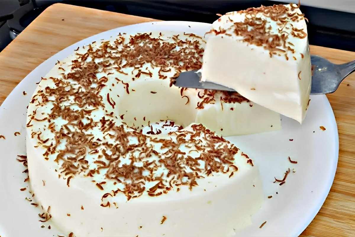 Sobremesa rápida de coco: é só misturar os ingredientes à mão e levar pra gelar