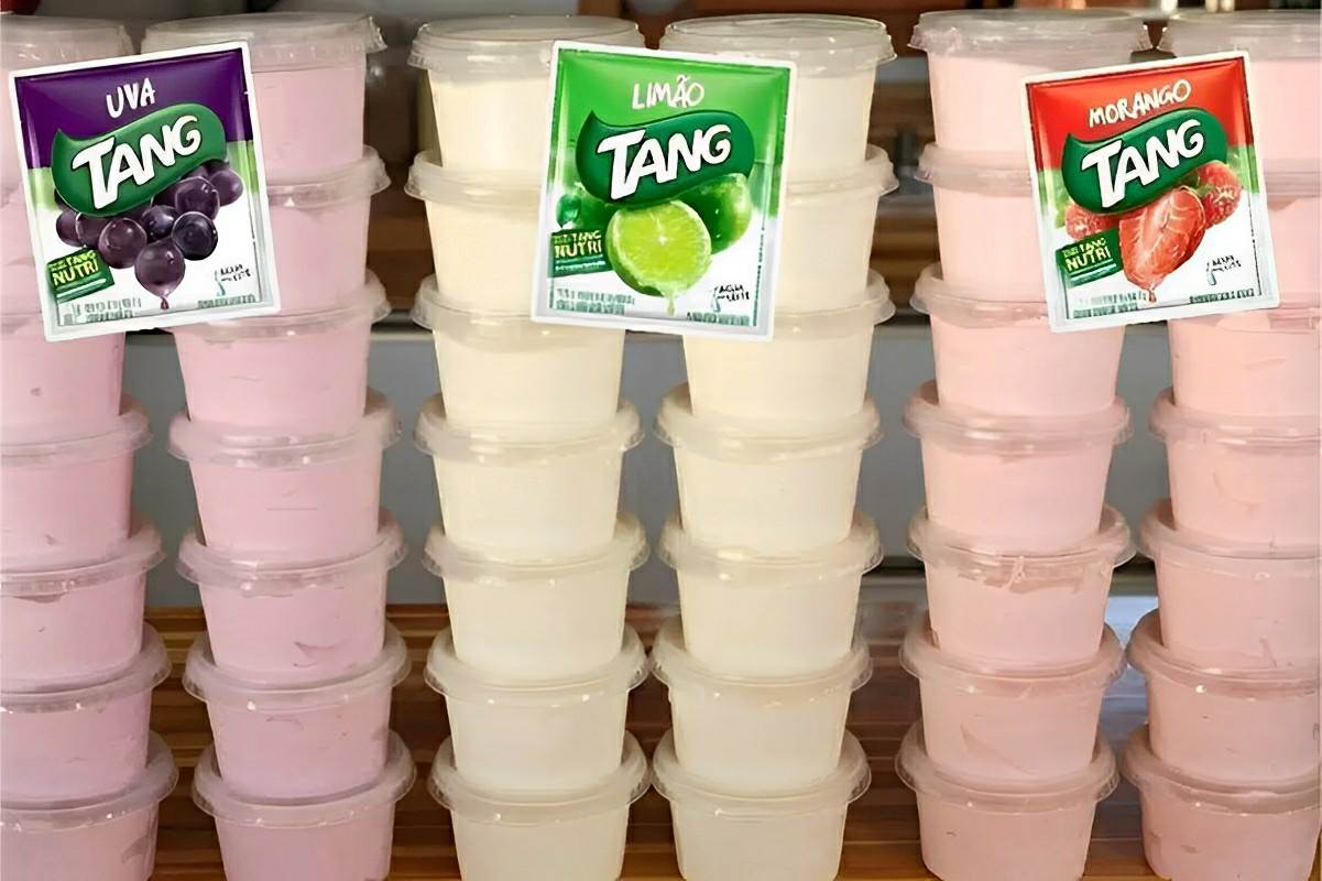 Fiz 14 potinhos de sorvete caseiro usando apenas 1 pacotinho de suco em pó