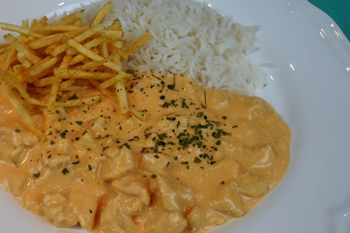Strogonoff de frango super cremoso e saboroso para o seu almoço ou jantar