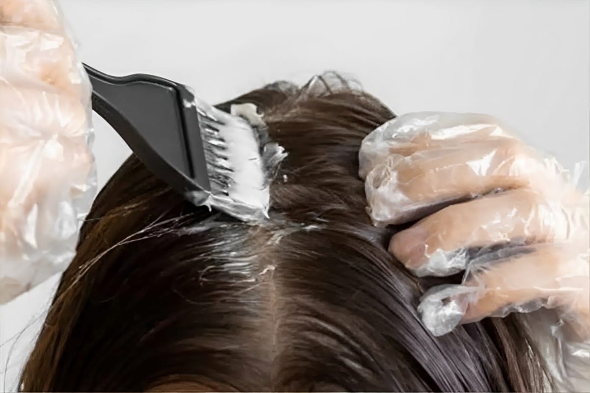 Quer pintar os cabelos grisalhos em casa? Essa tintura para cabelo branco caseira vai te surpreender