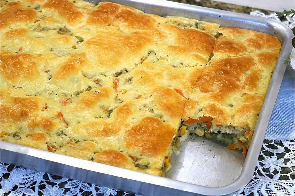 Torta de massa mole com recheio de sardinha e requeijão cremoso perfeita para servir no lanche