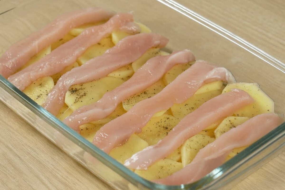 Almoço rápido e fácil usando peito de frango e batata uma refeição barata e econômica