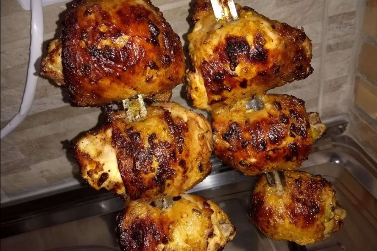Sobrecoxa de frango assada na brasa com um tempero especial para você aprender