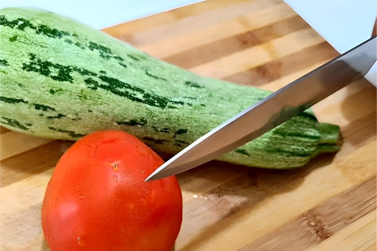 Fiz essa receita de abobrinha com tomate para o jantar e toda a família adorou