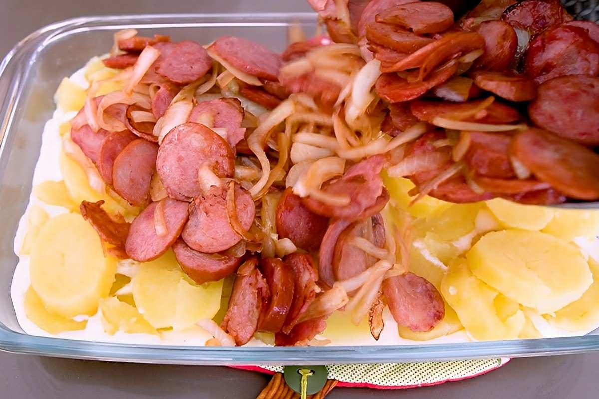 Faça hoje um almoço rápido e completo mais fácil do mundo usando linguiça e batata