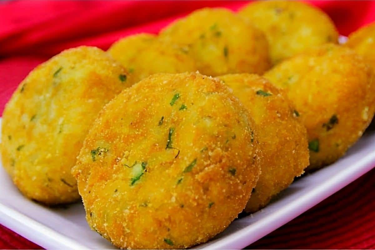 Bolinho de batata recheado com queijo e usando também o arroz que sobrou de ontem