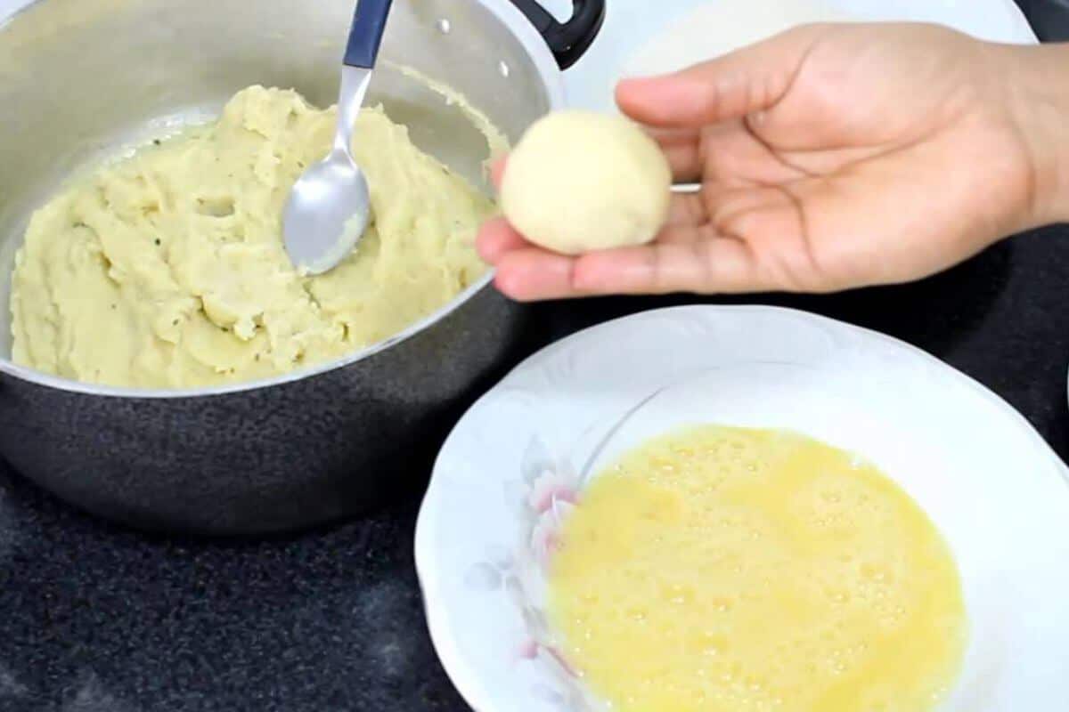 Bolinho de batata recheado fácil e muito rápido fica gostoso que nem coxinha