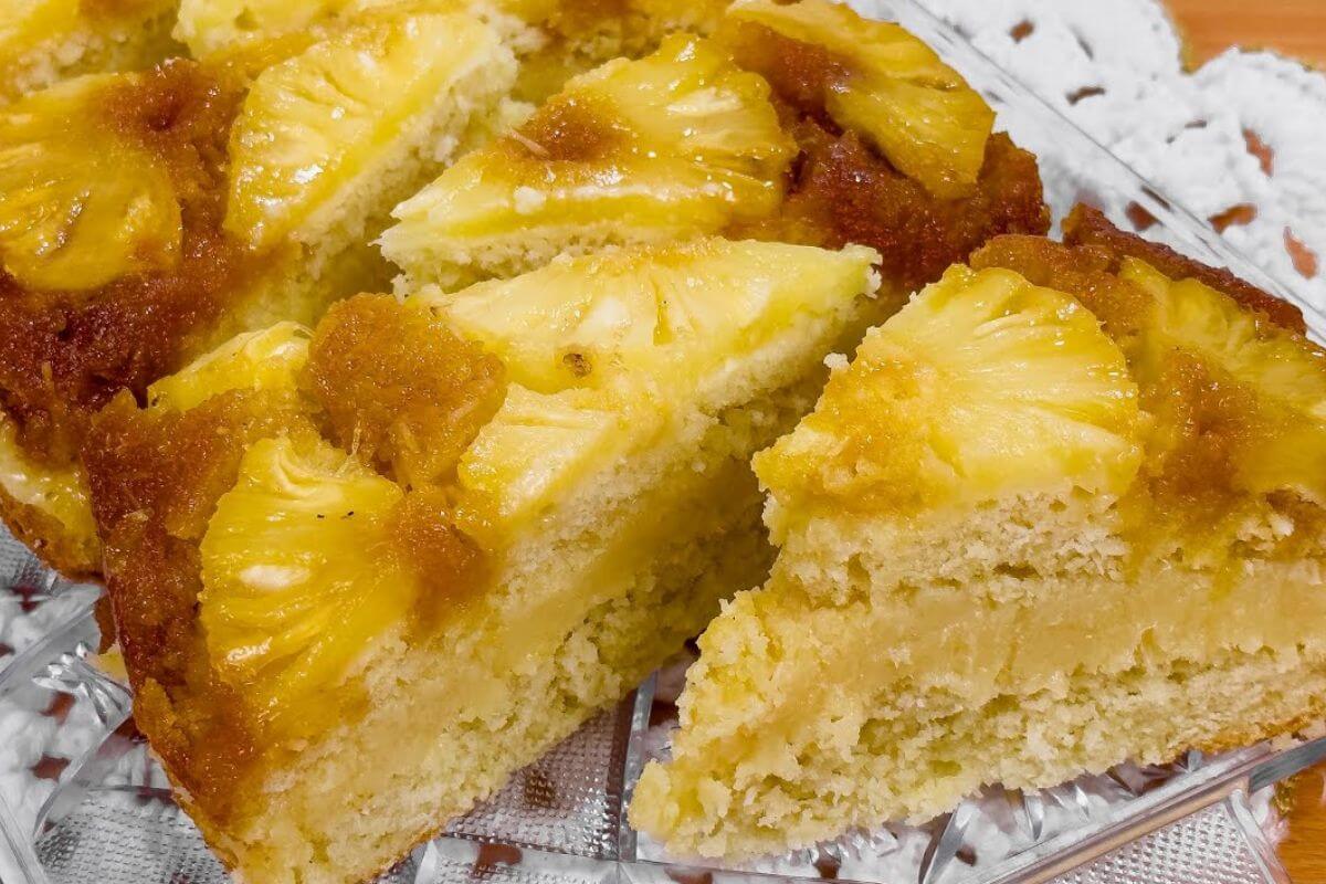 Bolo de abacaxi com pedaços da fruta que fica ainda mais gostoso com esse toque especial