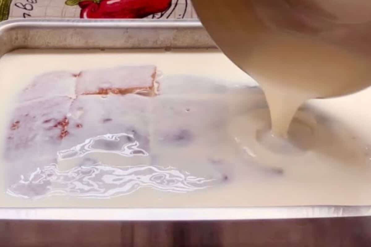 Bolo alagado: uma versão simples e barata do bolo mais comentado na internet