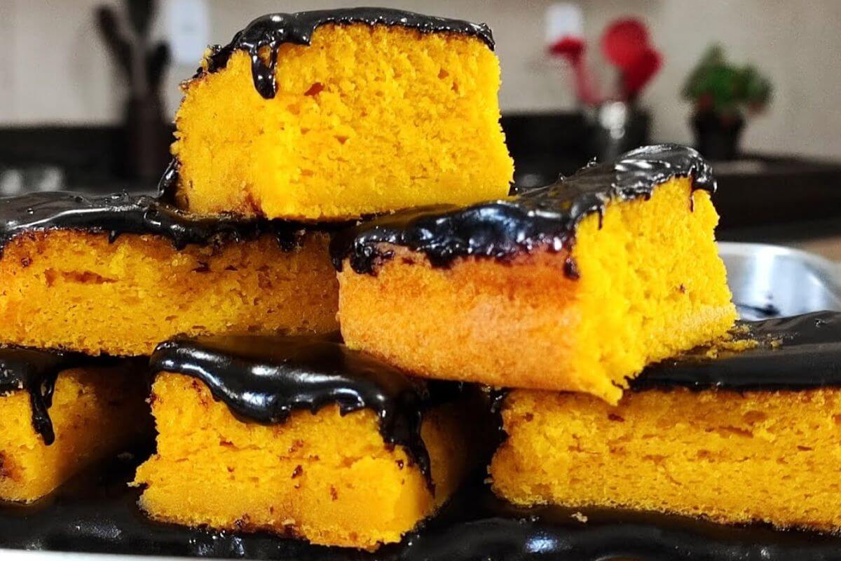 Bolo de cenoura simples com muita cobertura de chocolate