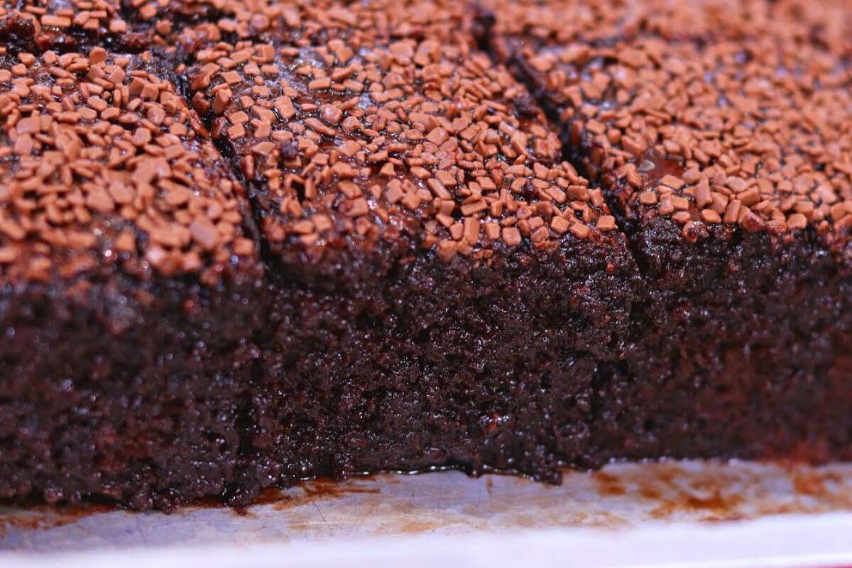 Bolo de chocolate molhadinho de liquificador uma receita que deixa todo mundo com vontade