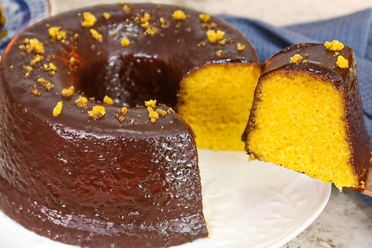 Bolo de cenoura com cobertura de chocolate para deixar o seu feriado prolongado muito mais gostoso