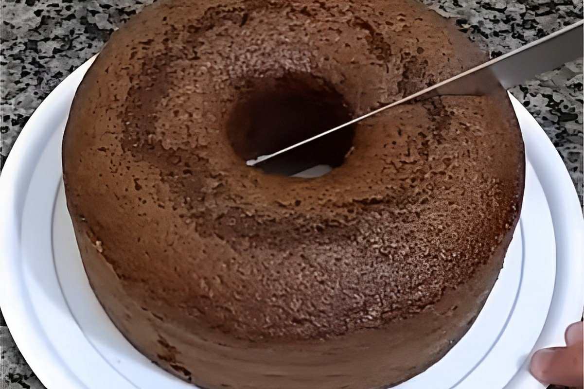 Bolo de chocolate caseiro simples e fofinho feito no liquidificador