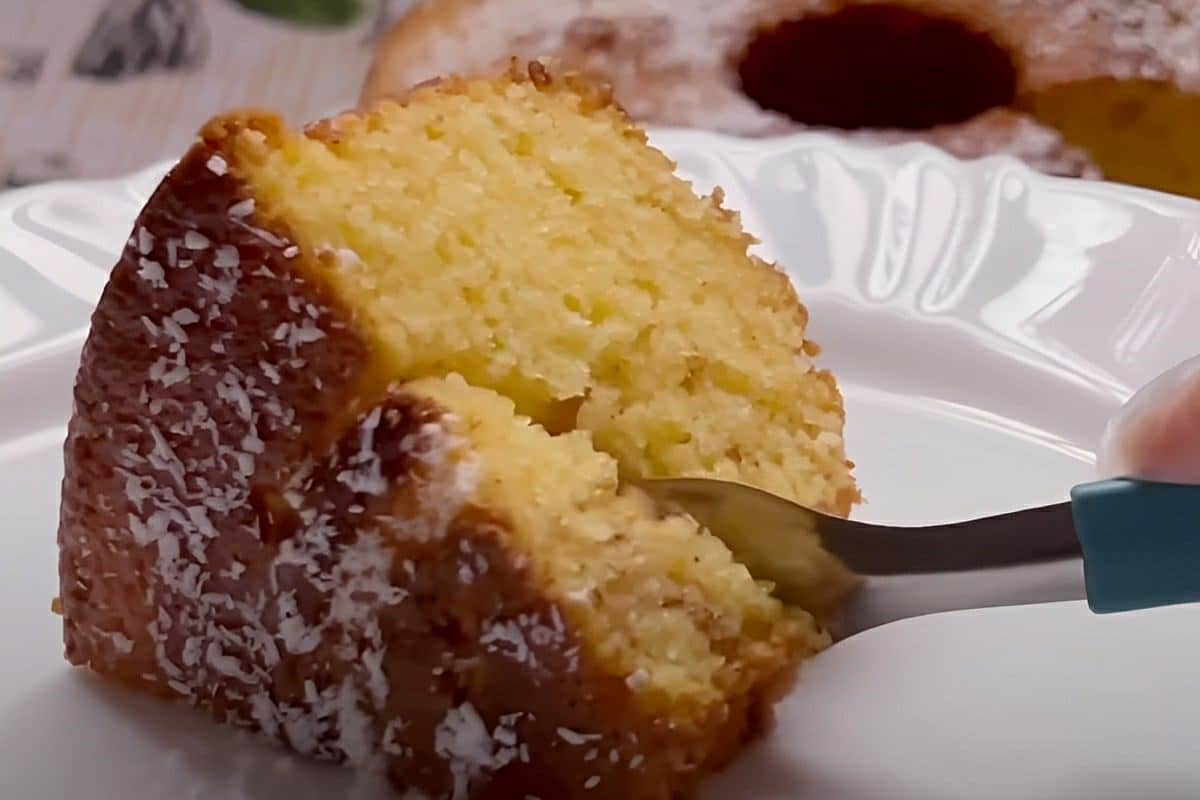 Bolo de fubá com canela e coco vai te surpreender quando experimentar