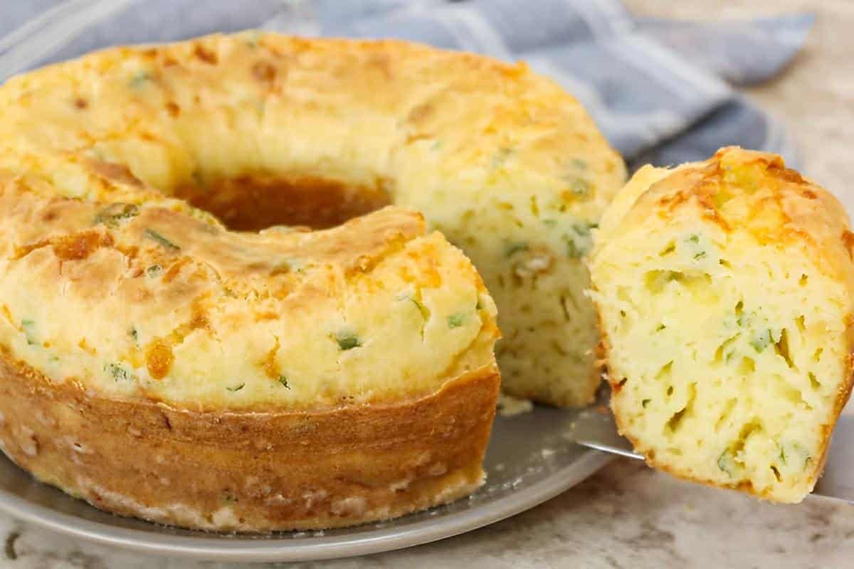 Bolo de queijo delicioso e fácil de fazer: basta misturar os ingredientes e levar ao forno