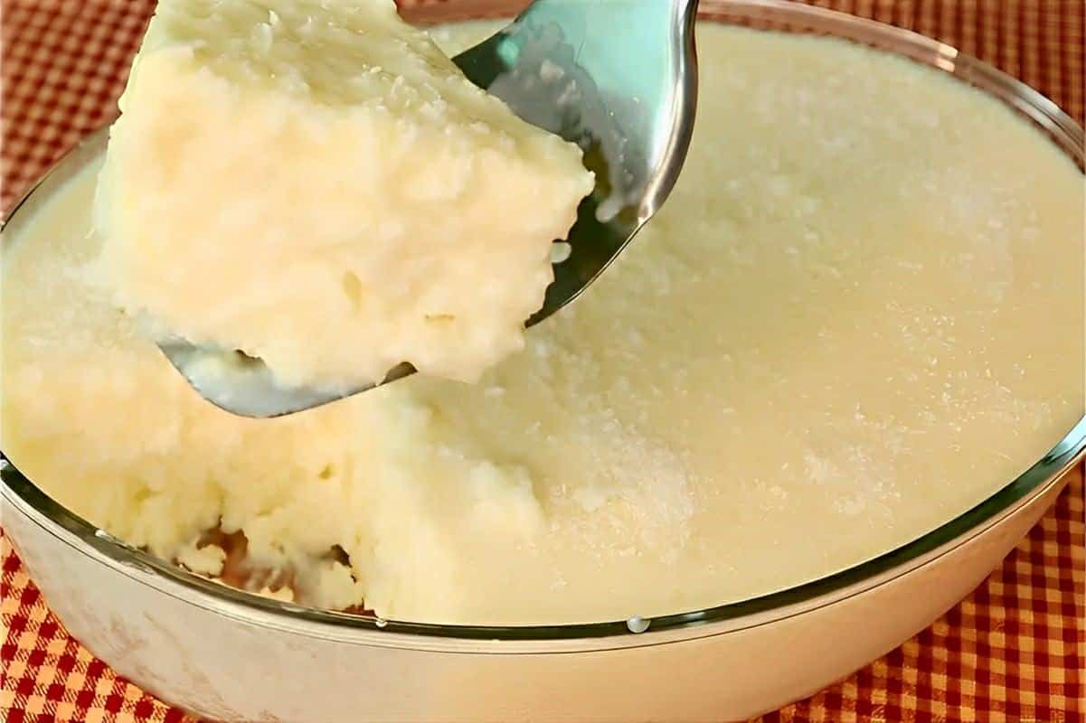 Bolo de tapioca na travessa é de dar água na boca só de olhar