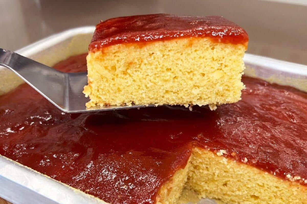 Bolo de fubá com goiabada fofinho e com uma cobertura de dar água na boca