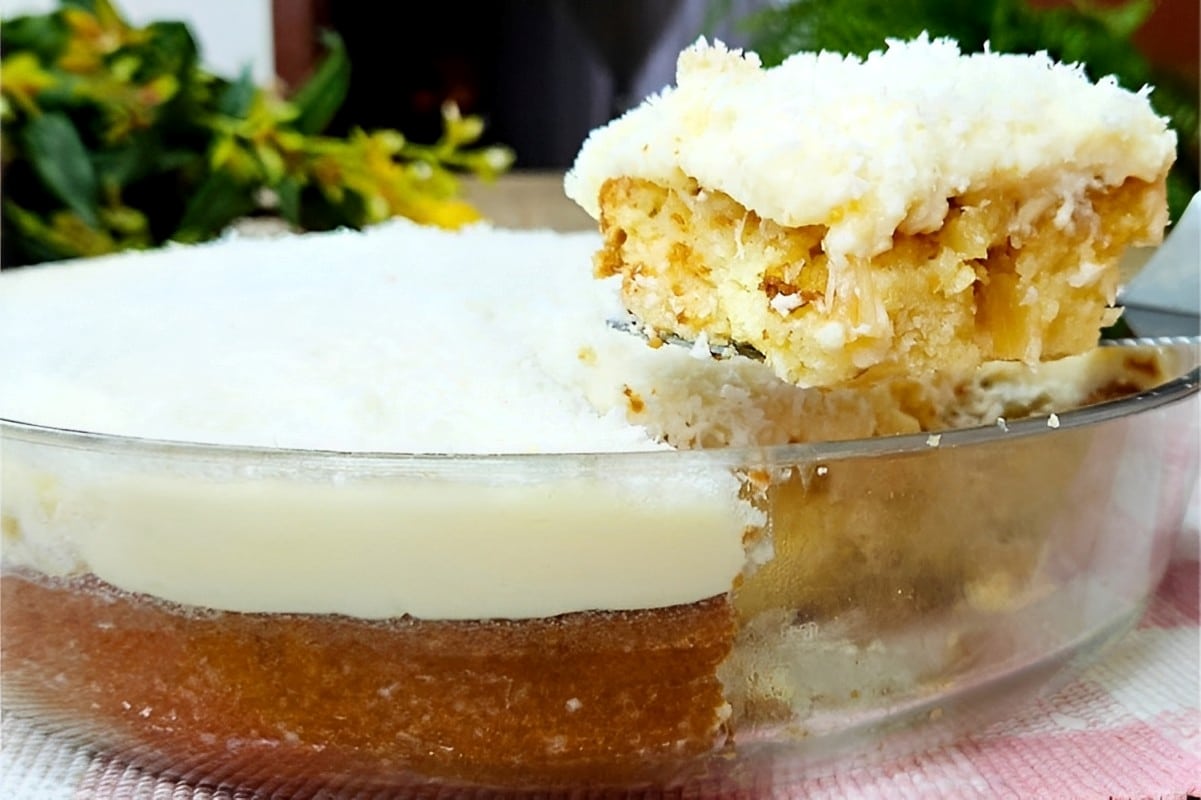 Bolo gelado de abacaxi com coco uma delícia para servir no lanche ou na comemoração