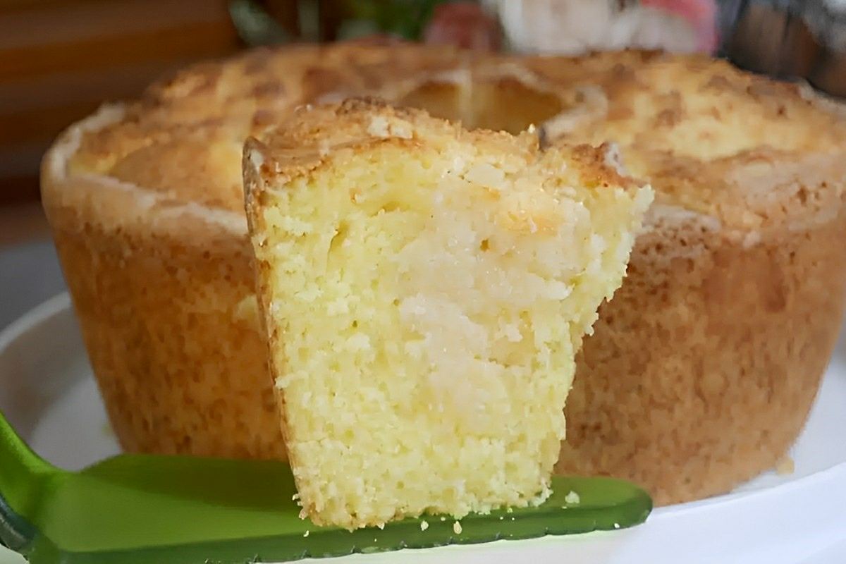 Bolo grande que já sai do forno recheado e é feito com apenas 2 ovos