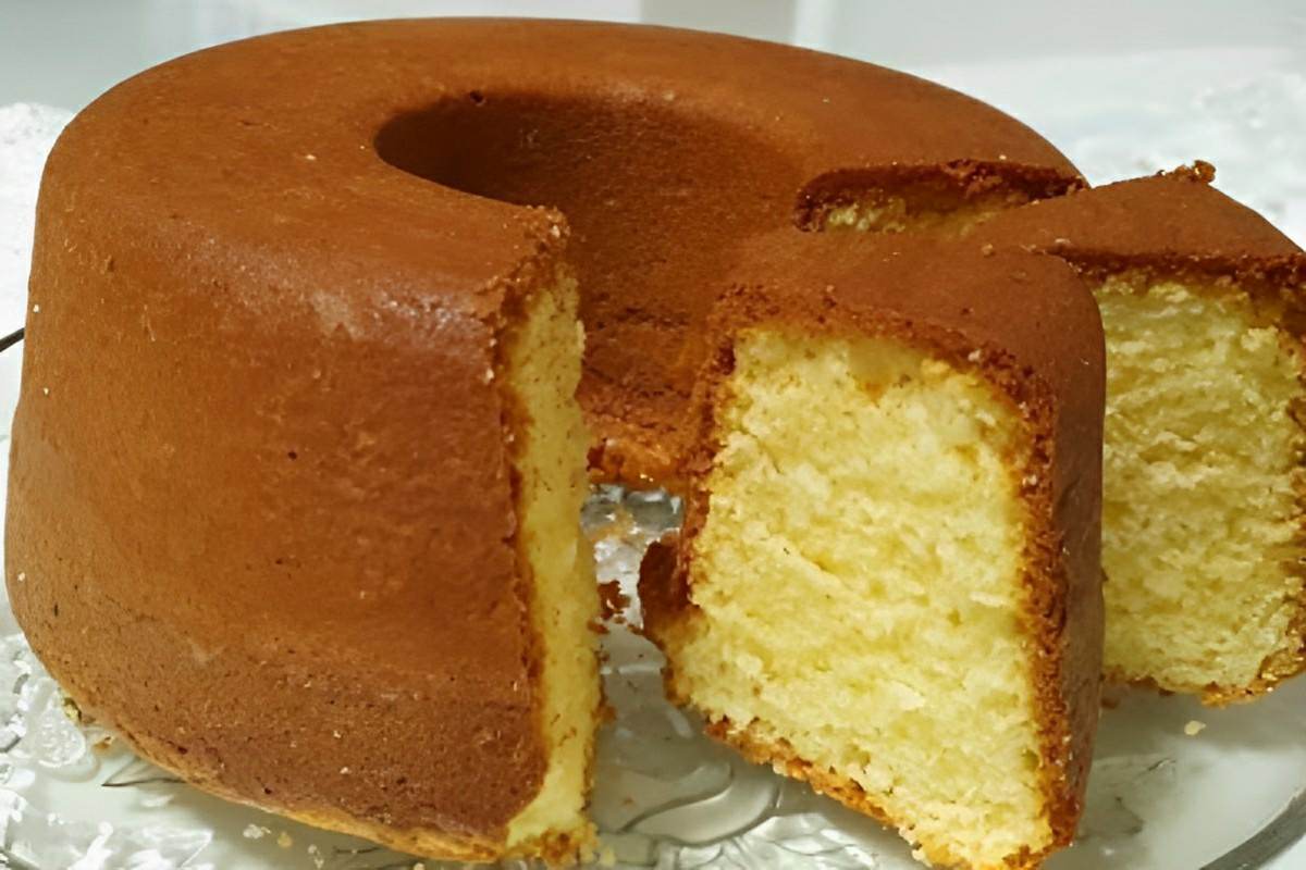 Bolo simples e delicioso feito com maisena e leite em pó