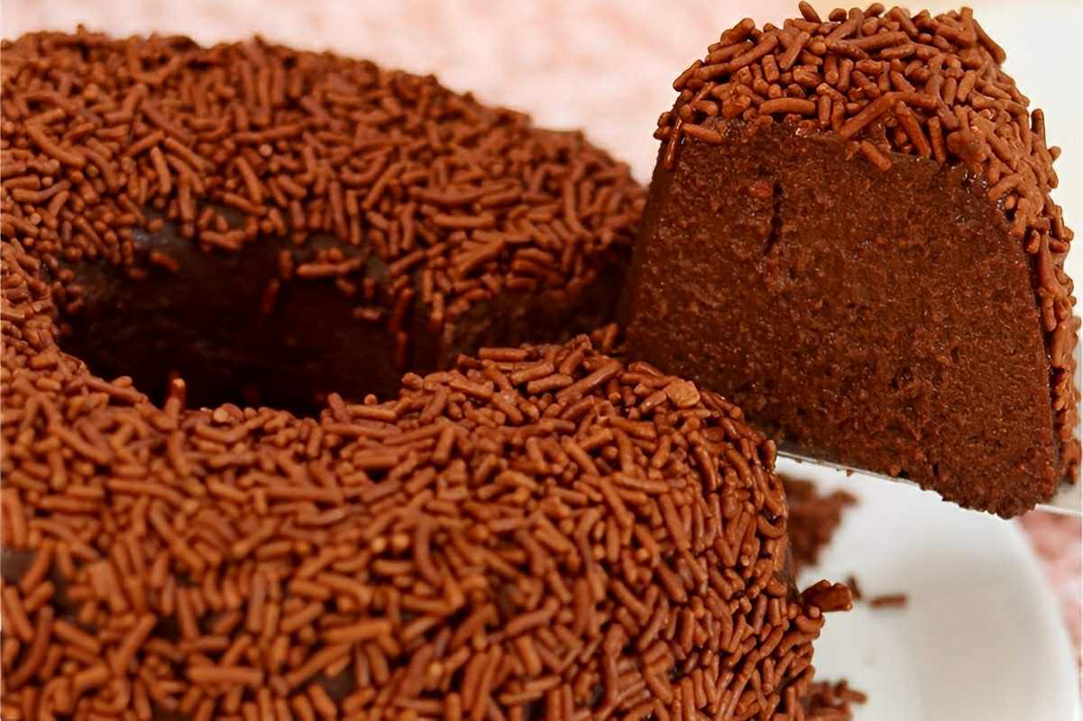 Quem ama chocolate não pode perder esse brigadeirão trufado sem precisar levar ao fogo