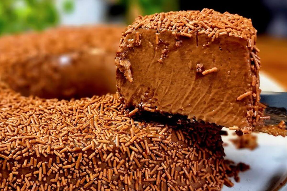 Aprenda a receita perfeita de brigadeirão de chocolate que fica uma delícia