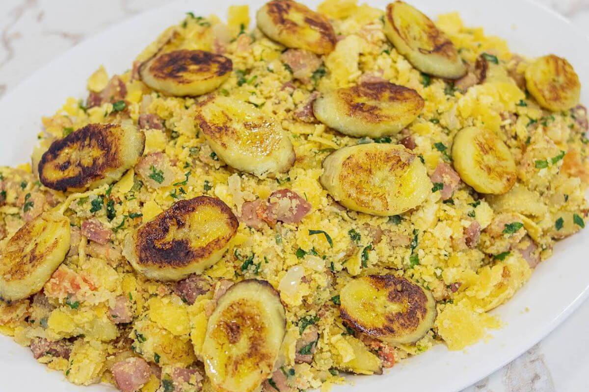 Para qualquer dia da semana: farofa de banana completa e muito saborosa