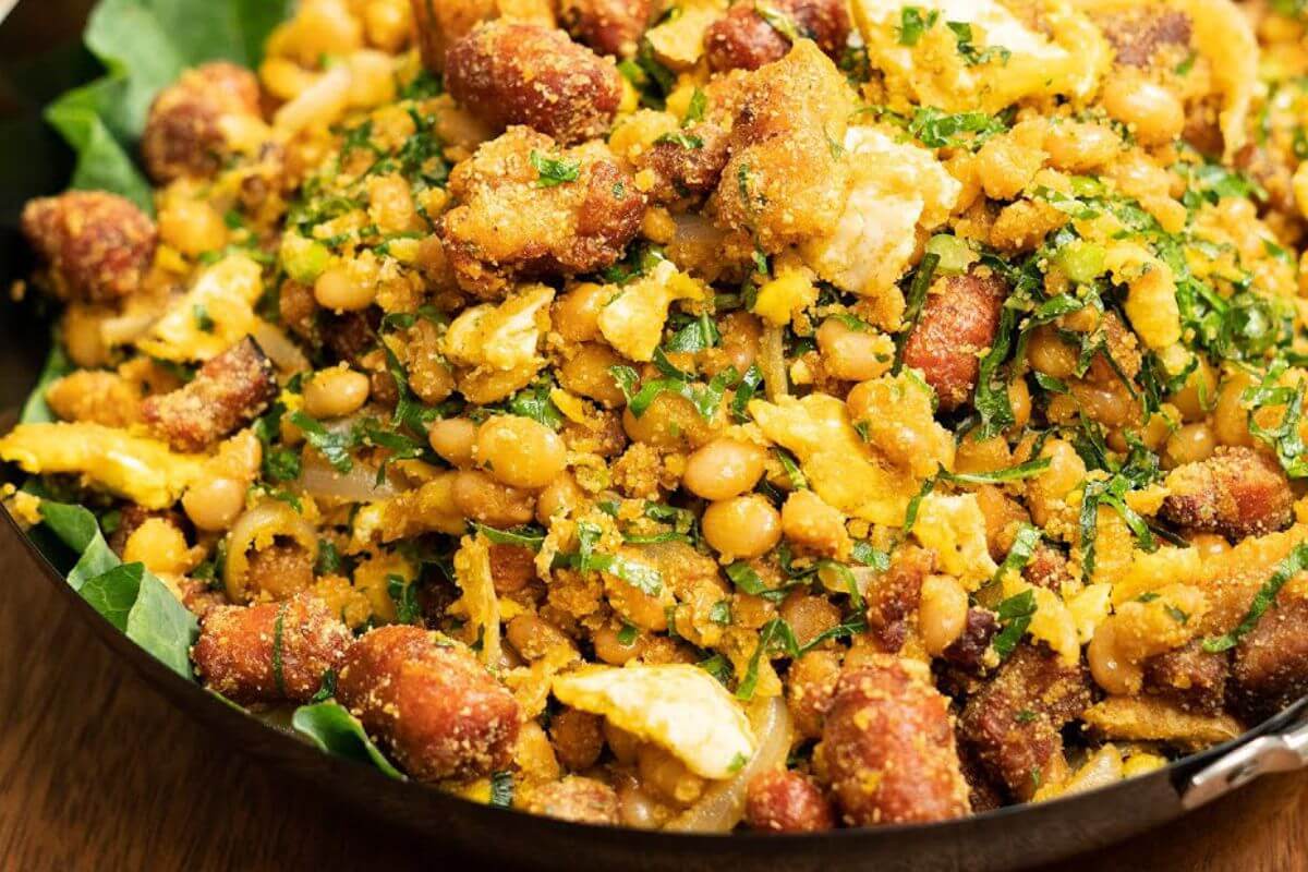 Feijão tropeiro legítimo e completo muito saboroso não precisa nem de carne no almoço